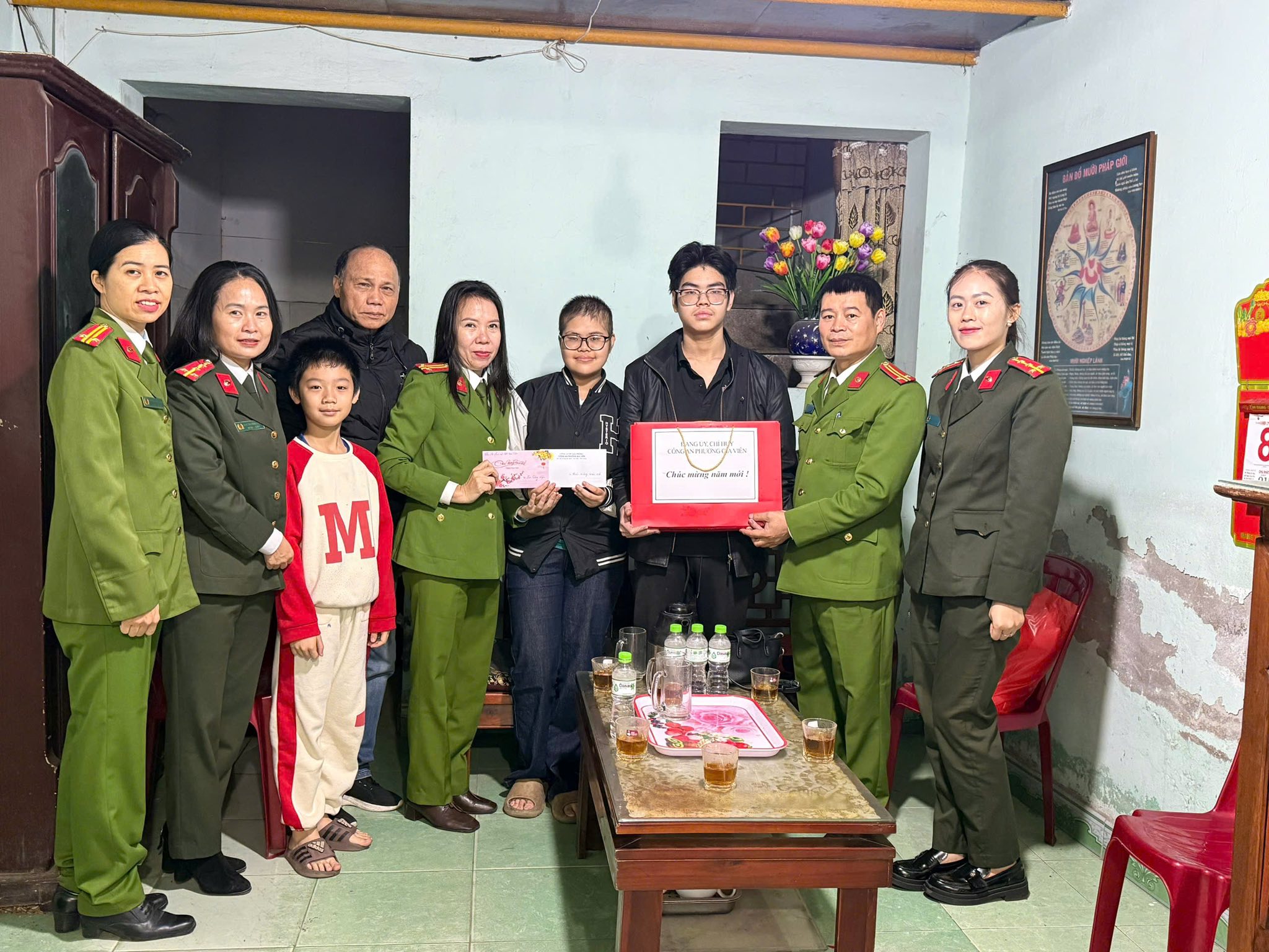 Công an phường Gia Viên: Thăm hỏi, tặng quà cho 03 cháu có hoàn cảnh khó khăn được đơn vị nhận đỡ đầu